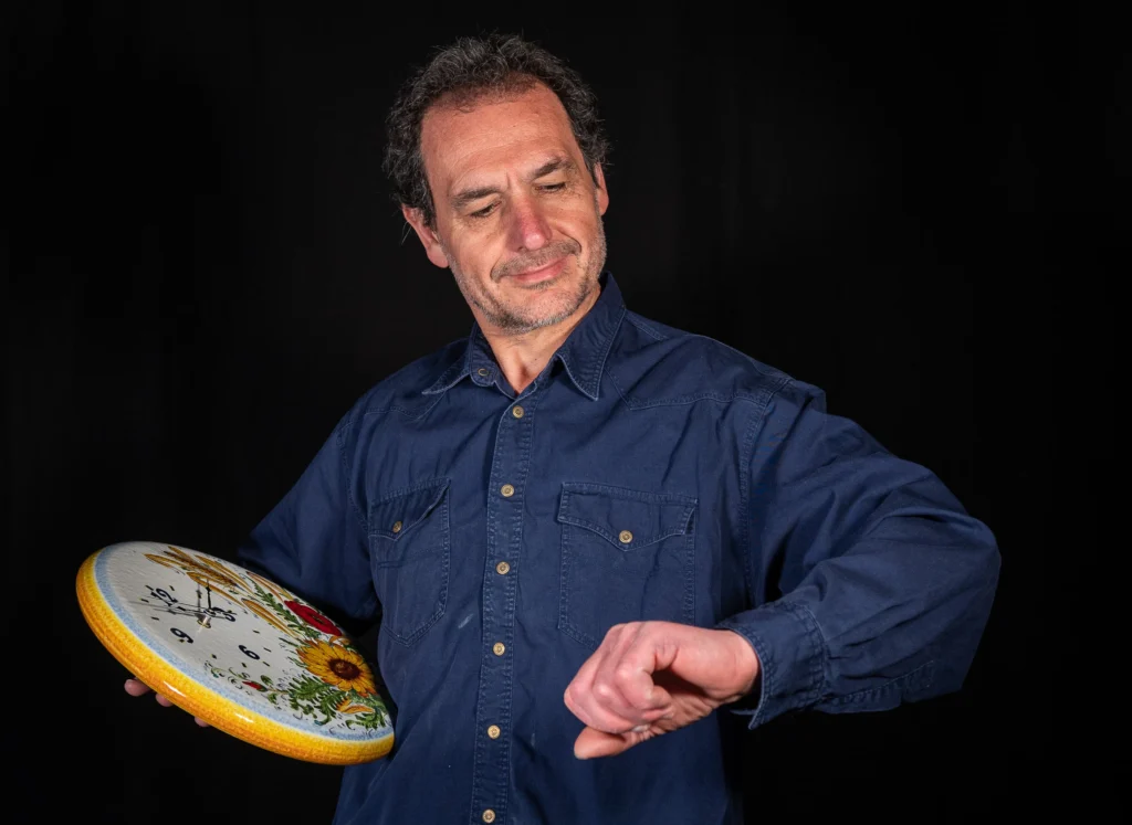 Piero Borgioli and his wall clock, Campestre pattern