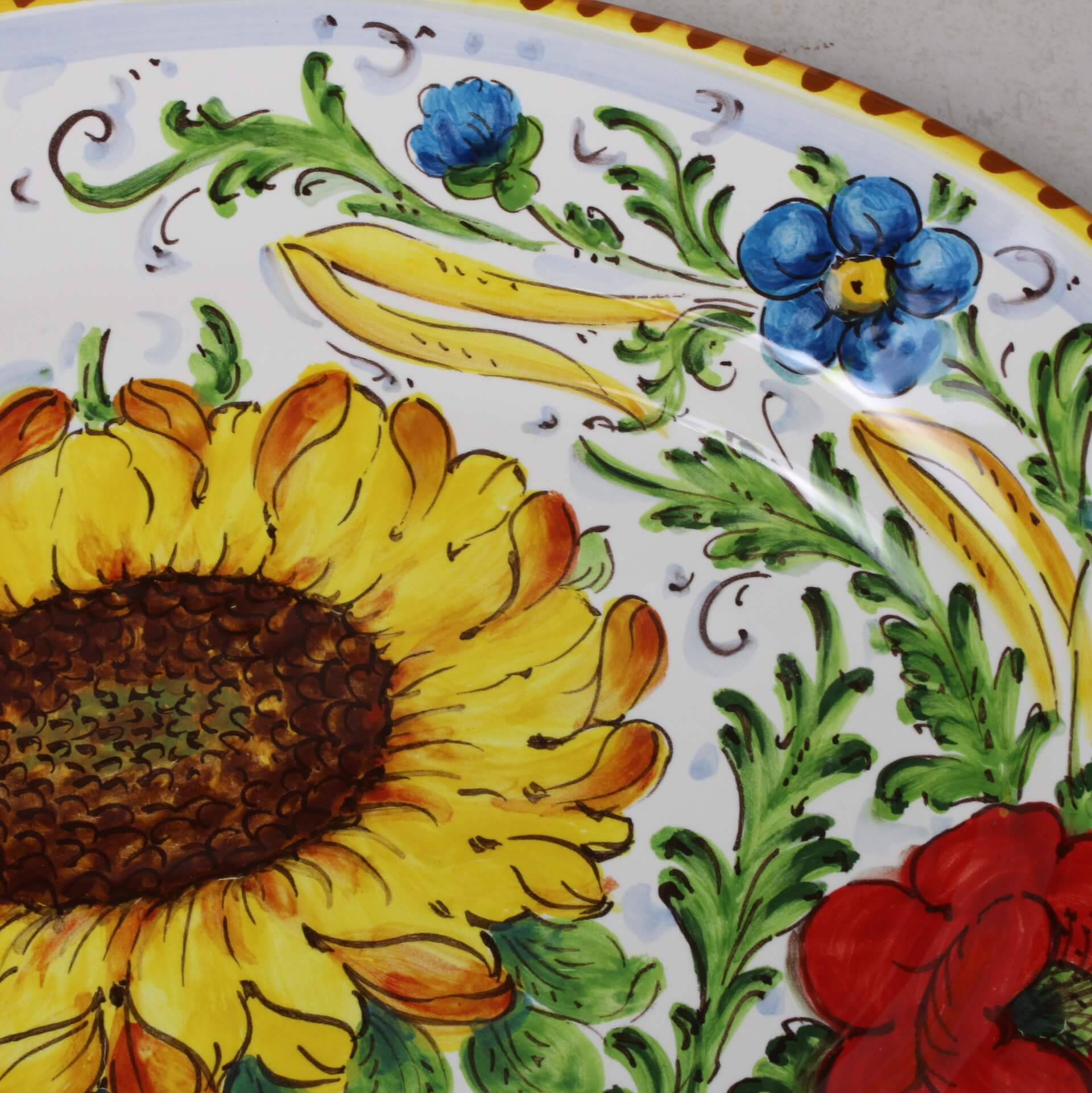 Detail of the decoration Campestre, sunflower, poppies and wheat of Artistic Italian Ceramics Borgioli.